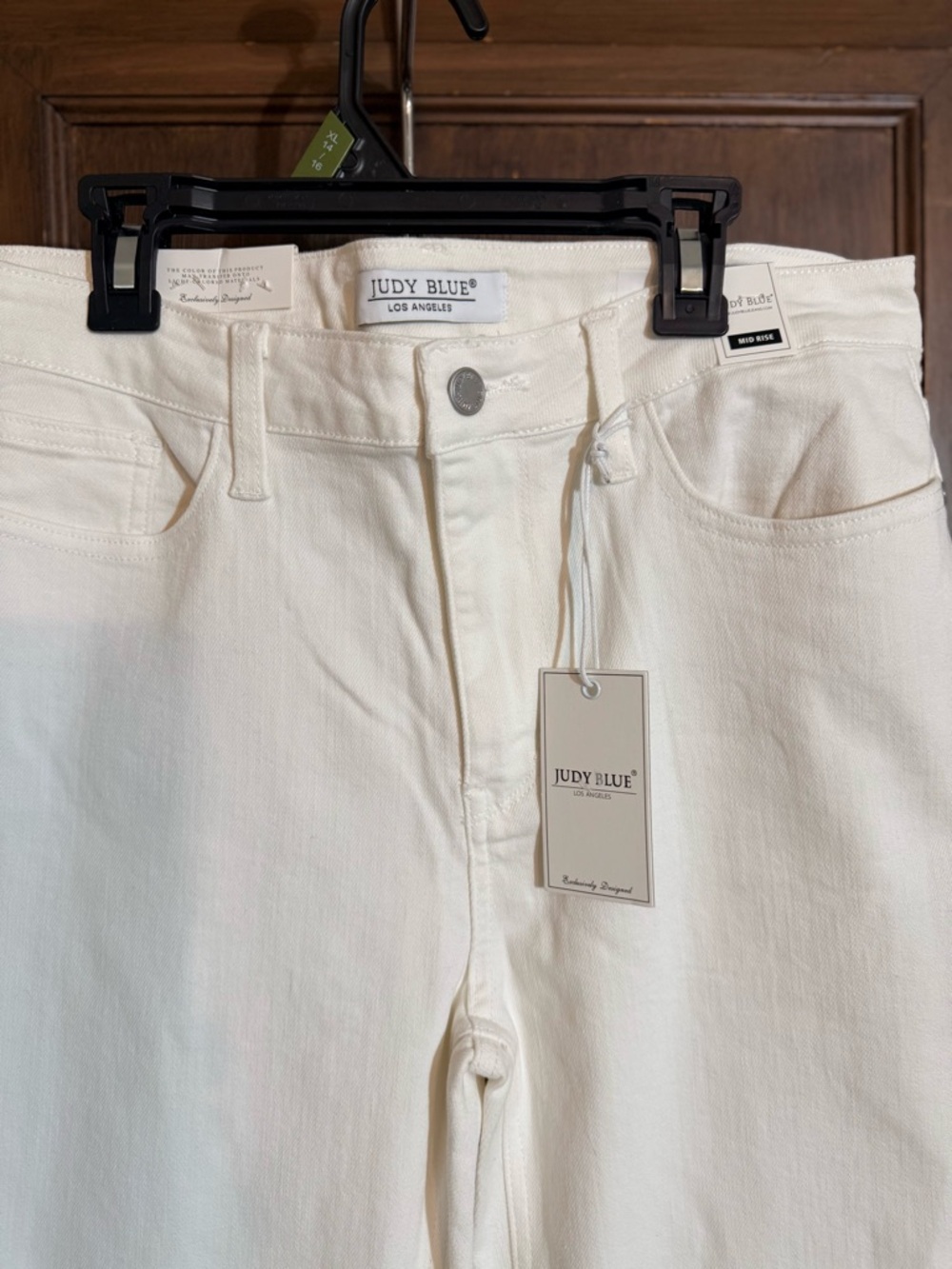 Judy Blue Women’s bootcut style with a mid-rise fit. 13/31